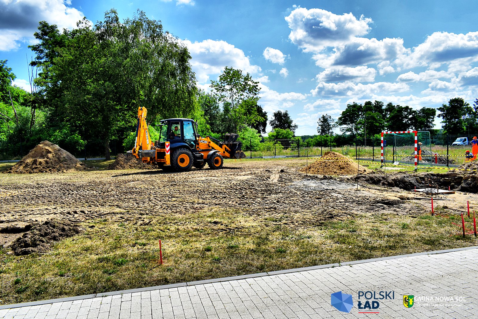 Przygotowanie gruntu pod nowe boisko w Ciepielowie. 